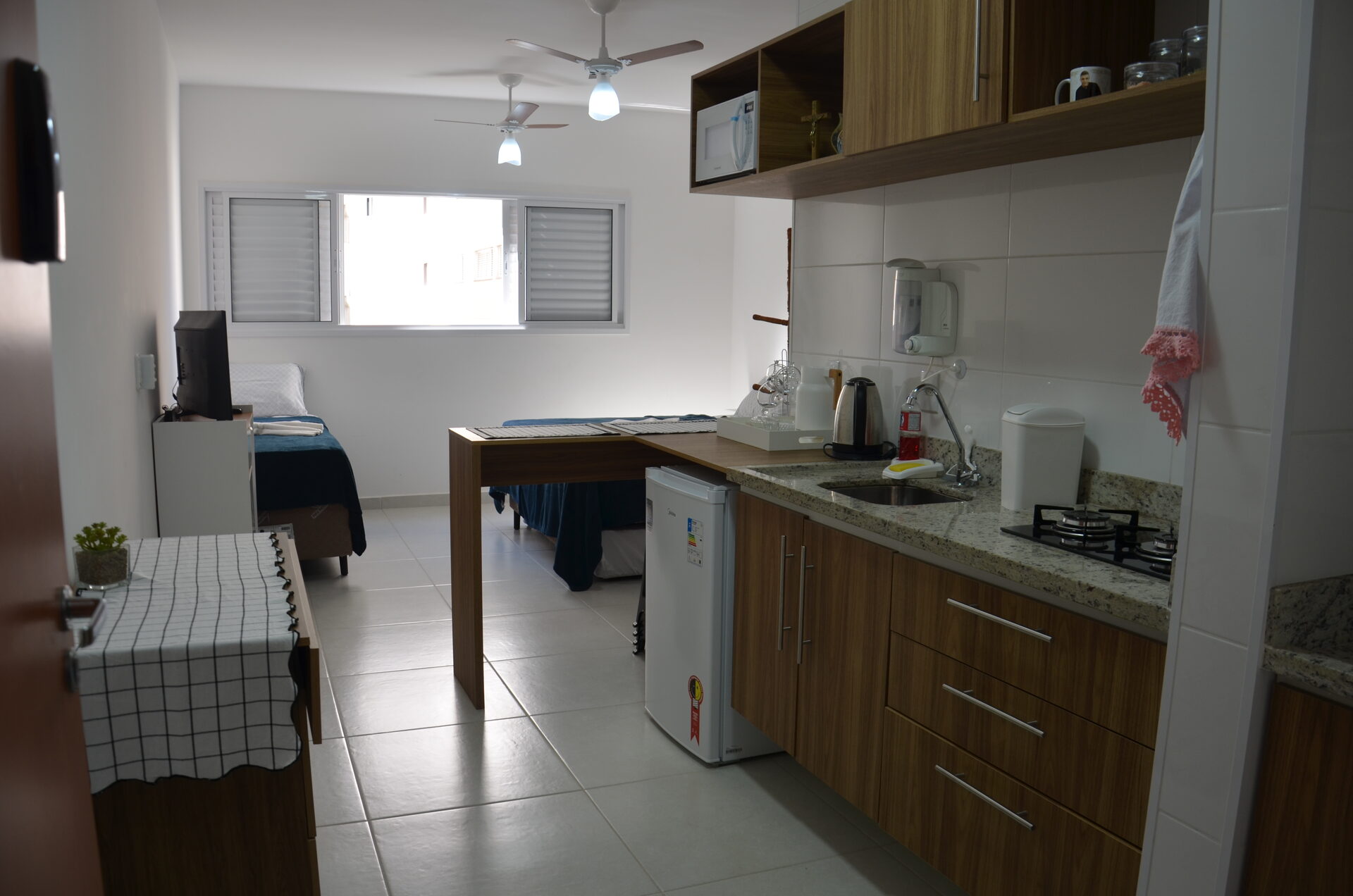 Cozinha e área de descanso do Apartamento 313 — Kadosch Empreendimentos, Cachoeira Paulista/SP, perto da Canção Nova