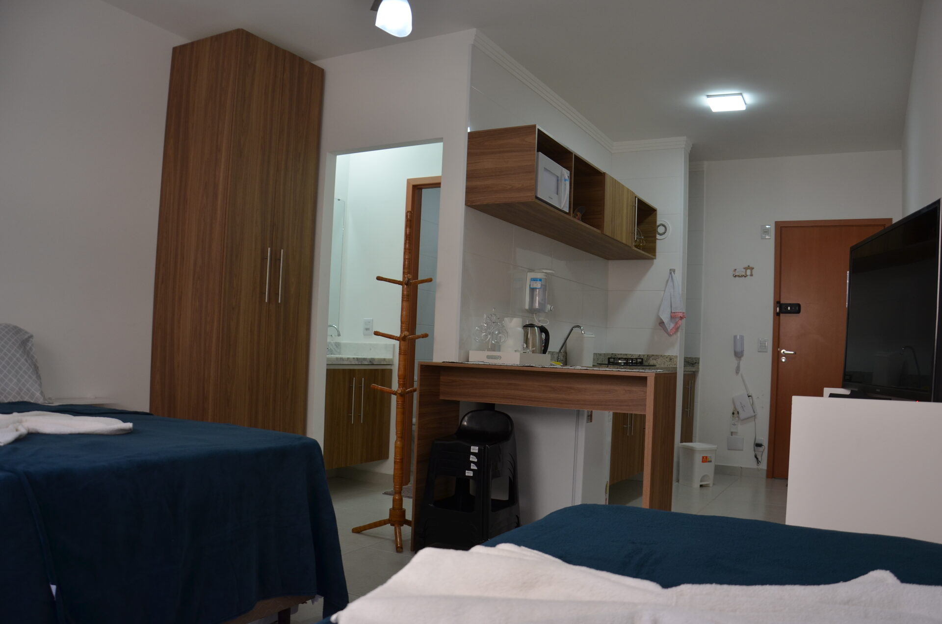 Armário e cozinha do Apartamento 313 — Kadosch Empreendimentos, Cachoeira Paulista/SP, perto da Canção Nova