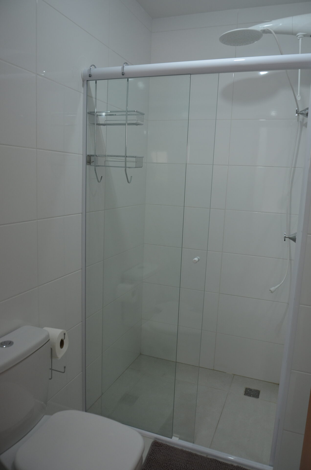 Banheiro do Apartamento 313 com box de vidro — Kadosch Empreendimentos, Cachoeira Paulista/SP, perto da Canção Nova