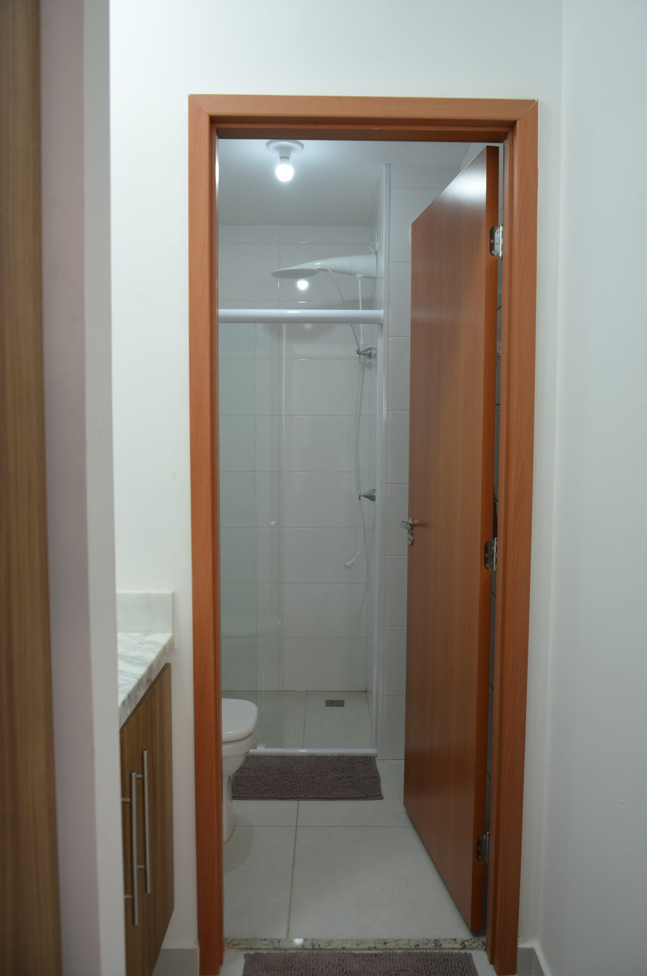 Entrada do banheiro do Apartamento 313 — Kadosch Empreendimentos, Cachoeira Paulista/SP, perto da Canção Nova